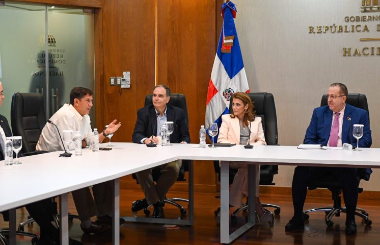 Ministro de Hacienda y Economía, se reúne con empresarios para impulsar crecimiento económico