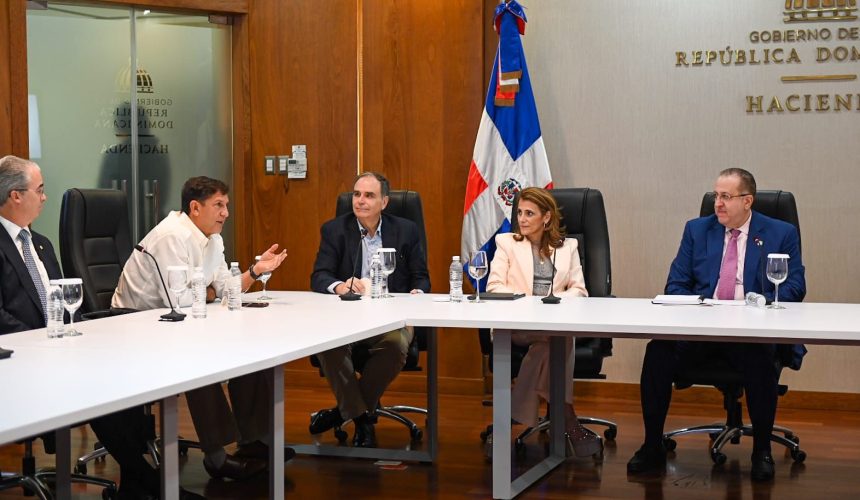 Ministro de Hacienda y Economía, se reúne con empresarios para impulsar crecimiento económico