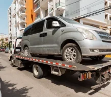 Retiran chatarras y vehículos mal estacionados en el Ensanche Quisqueya