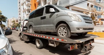 Retiran chatarras y vehículos mal estacionados en el Ensanche Quisqueya