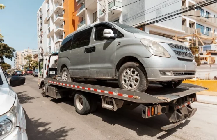 Retiran chatarras y vehículos mal estacionados en el Ensanche Quisqueya