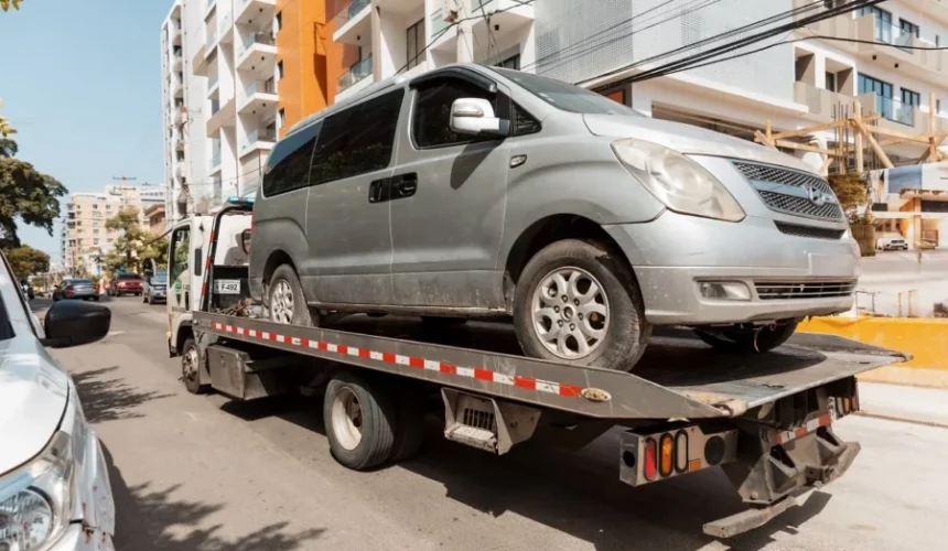 Retiran chatarras y vehículos mal estacionados en el Ensanche Quisqueya
