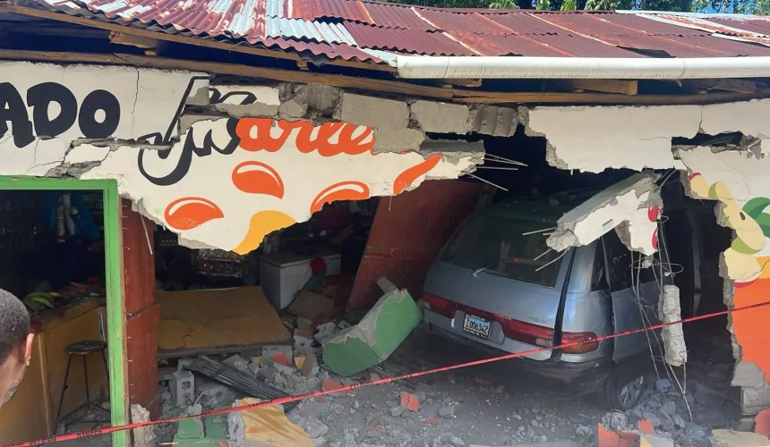 Siete heridos tras accidente en Puerto Plata; vehículo se descarrila y embiste colmado