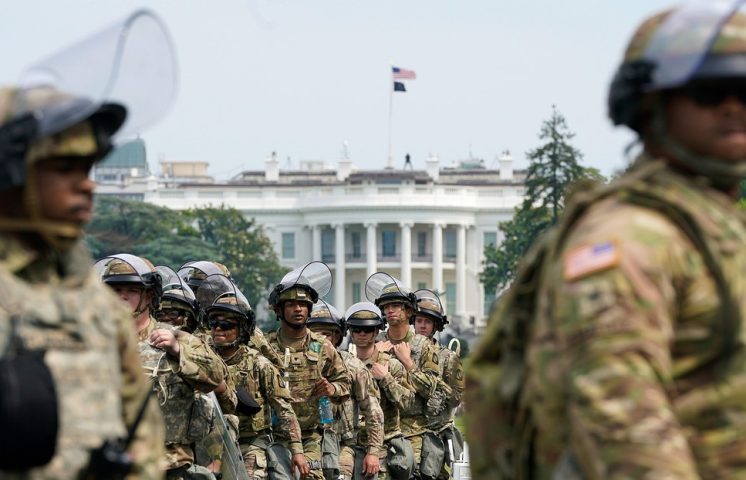 Trump anuncia envío de la Guardia Nacional a Washington para 