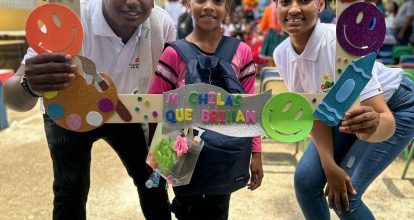 Fundación “Unida Mi Barro Brilla” entrega útiles escolares a más de 150 niños en Barro Arriba