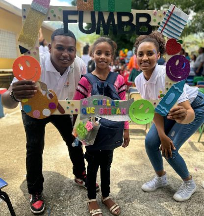 Fundación “Unida Mi Barro Brilla” entrega útiles escolares a más de 150 niños en Barro Arriba