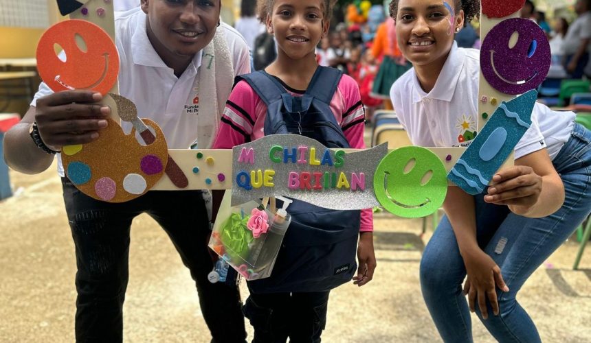 Fundación “Unida Mi Barro Brilla” entrega útiles escolares a más de 150 niños en Barro Arriba