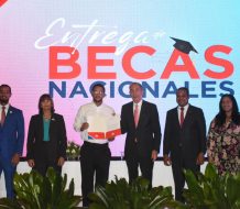 MESCyT entrega 8,000 becas nacionales con énfasis en carreras STEM 