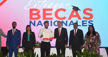 MESCyT entrega 8,000 becas nacionales con énfasis en carreras STEM 