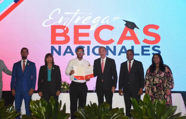 MESCyT entrega 8,000 becas nacionales con énfasis en carreras STEM 