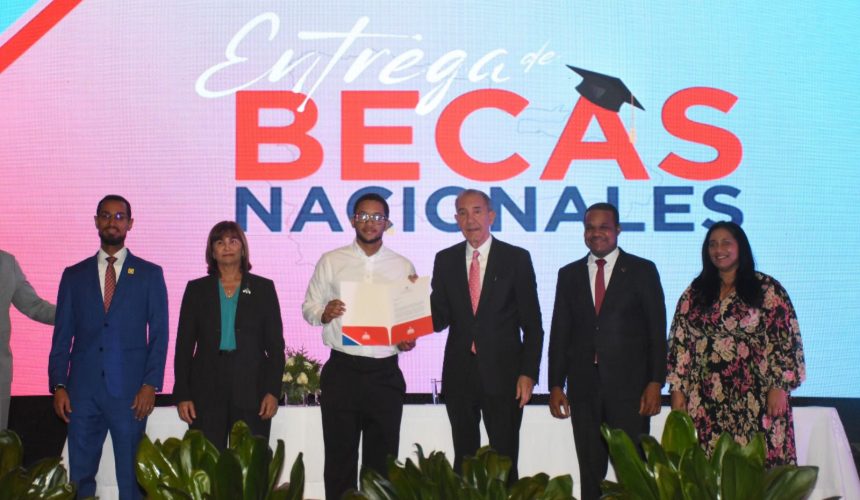 MESCyT entrega 8,000 becas nacionales con énfasis en carreras STEM 