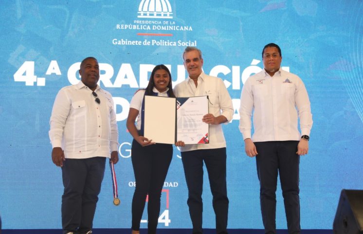 Abinader encabeza graduación de más de dos mil jóvenes en programa Oportunidad 14-24