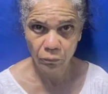 Juez dicta tres meses de prisión preventiva a mujer por maltratar a su madre en Moca