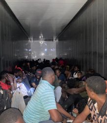 Interceptan furgón; traía 100 haitianos indocumentados hacia Santo Domingo
