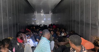Interceptan furgón; traía 100 haitianos indocumentados hacia Santo Domingo