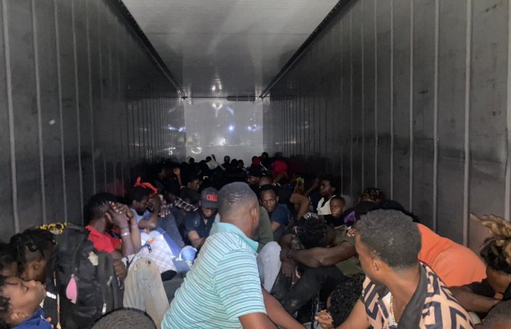 Interceptan furgón; traía 100 haitianos indocumentados hacia Santo Domingo