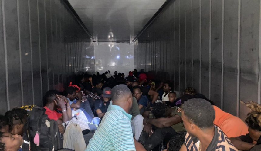 Interceptan furgón; traía 100 haitianos indocumentados hacia Santo Domingo