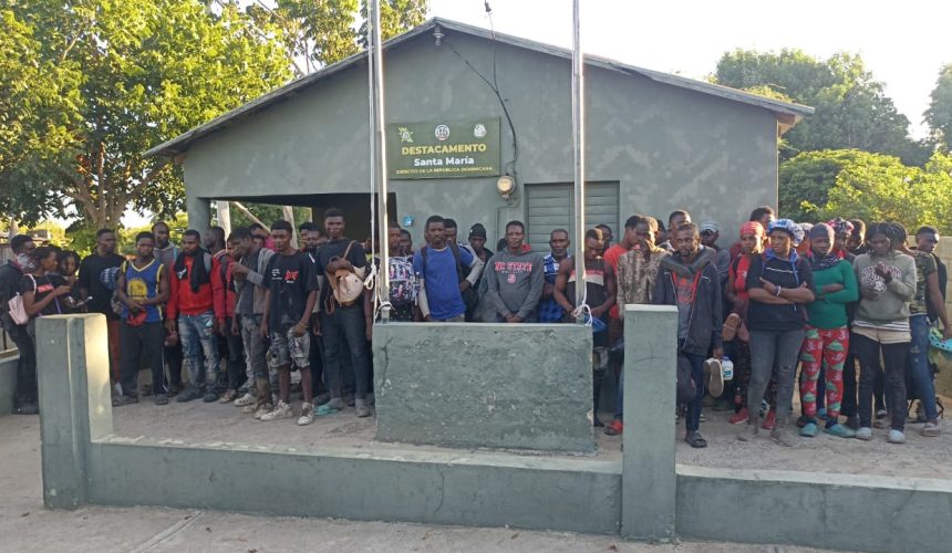 Con drones localizan y detienen a 53 haitianos indocumentados en Montecristi