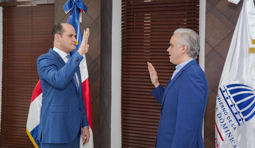 Juramentan a Adolfo Pérez De León como nuevo director del INABIE