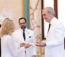 Abinader recibe cartas credenciales de siete nuevos embajadores en el país
