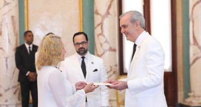Abinader recibe cartas credenciales de siete nuevos embajadores en el país