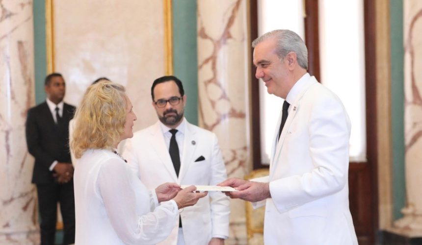 Abinader recibe cartas credenciales de siete nuevos embajadores en el país