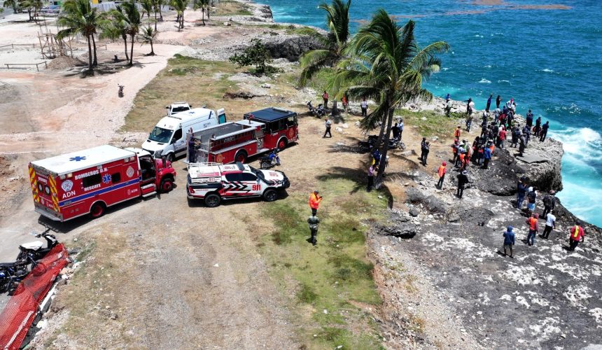 Rescatan cuerpo de hombre que cayó al mar con su vehículo en la avenida 30 de Mayo