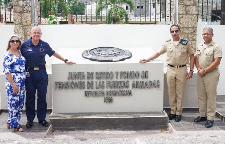 Embajador de la fundación Hapcoa Faith and Blue realiza visita a la Junta de Retiro