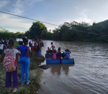 Un año más de riesgo: Niños pasan rio en bote improvisado para estudiar en tamayo