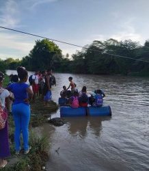 Un año más de riesgo: Niños pasan rio en bote improvisado para estudiar en tamayo