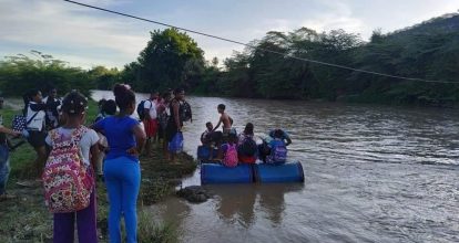 Un año más de riesgo: Niños pasan rio en bote improvisado para estudiar en tamayo