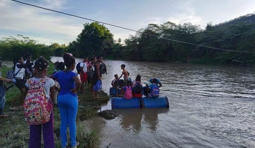 Un año más de riesgo: Niños pasan rio en bote improvisado para estudiar en tamayo
