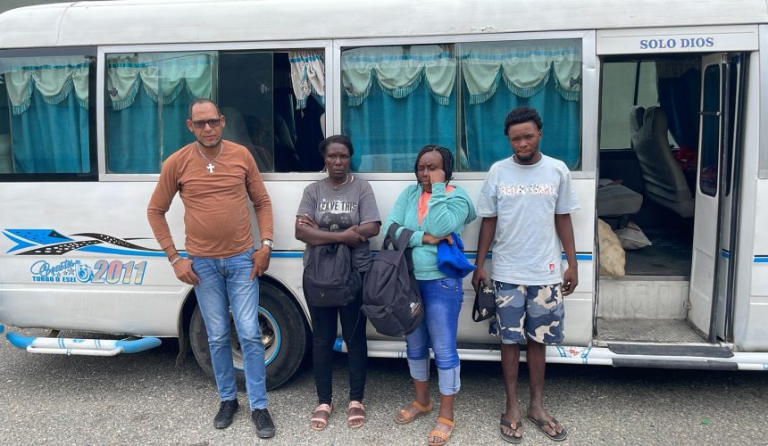 Apresan chofer de minibús que transportaba haitianos indocumentados en San Juan