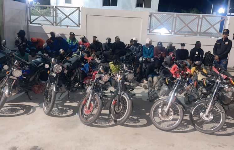 Cae red de tráfico de indocumentados en Azúa: apresan a 9 hombres con 38 haitianos