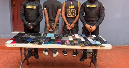 Apresan a dos haitianos por posesión de más de 190 celulares robados y ocho tabletas en el DN