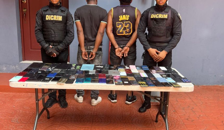 Apresan a dos haitianos por posesión de más de 190 celulares robados y ocho tabletas en el DN