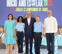 Abinader llama a los padres a acompañar y motivar a sus hijos en el nuevo año escolar 2025-2026