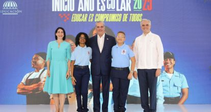 Abinader llama a los padres a acompañar y motivar a sus hijos en el nuevo año escolar 2025-2026