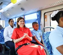 Raquel Peña abre el año escolar en Santiago y anuncia nuevas rutas del transporte estudiantil