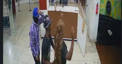 Apresan a “El Niño y a Papon” presuntamente robaron dinero y extensiones de cabello en tienda de La Romana