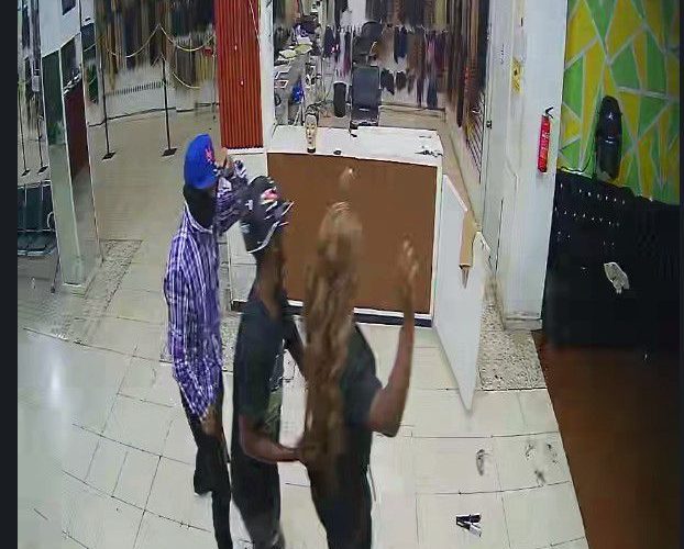 Apresan a “El Niño y a Papon” presuntamente robaron dinero y extensiones de cabello en tienda de La Romana