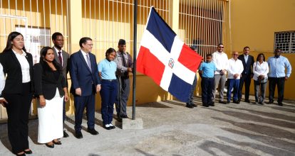 Yayo Sanz Lovatón encabeza inicio del año escolar en la Escuela República de Chile