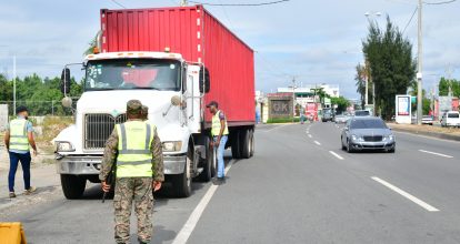 Intrant llama a transportistas de carga a circular por el carril derecho en autopistas y carreteras