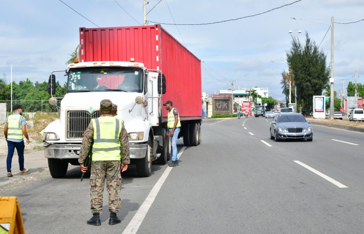 Intrant llama a transportistas de carga a circular por el carril derecho en autopistas y carreteras
