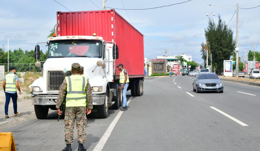 Intrant llama a transportistas de carga a circular por el carril derecho en autopistas y carreteras