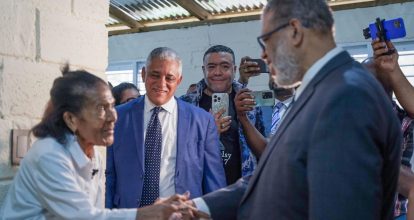 Entregan vivienda reconstruida y amueblada a señora en Boca Chica