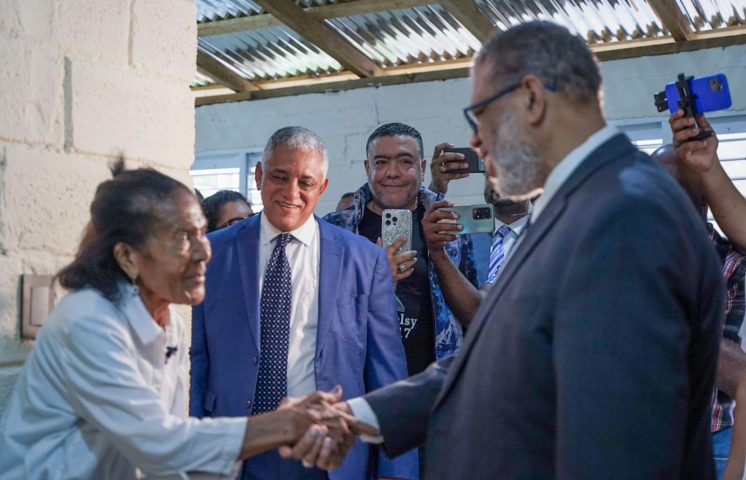 Entregan vivienda reconstruida y amueblada a señora en Boca Chica