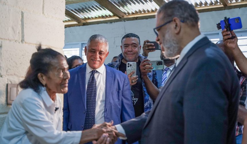 Entregan vivienda reconstruida y amueblada a señora en Boca Chica