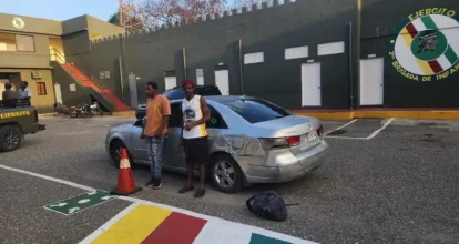 Detienen hombre que llevaba a indocumentado oculto en el baúl de un vehículo