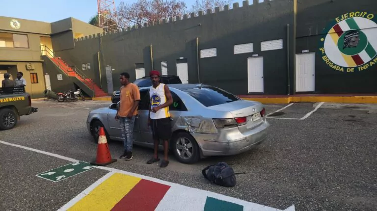 Detienen hombre que llevaba a indocumentado oculto en el baúl de un vehículo